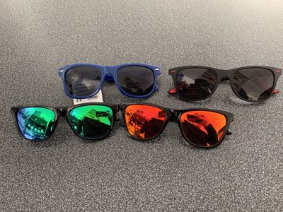 Sluneční brýle  + ' ' + Nabízíme sluneční brýle v několika provedeních.
Cena je za všechny druhy stejná 